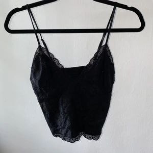 Svart spetslinne  - Svart v-ringat linne i spets från BikBok i storlek M. Sparsamt använd