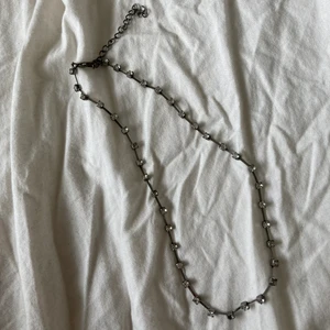Strass-halsband! Silver och diamanter. - Sött halsband med justerbar längd. Vissa av stenarna är lite mörkare. Metallen är mörkare än ”vanligt” silver. Oklart material. Fri frakt. Jag ansvarar inte för postens slarv.