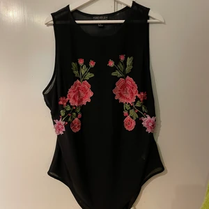 Svart body med rosor från Forever21.  - Svart body med broderade rosor på från Boohoo. Använd 1-2 ggr. 