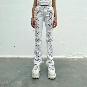 JEANS NO: 6 - EZZIE X PLICK - True Religion secondhand-jeans med brun snörning. Designade av Ezzie i samarbete med Ebba Martin. (Shipping only within Sweden)