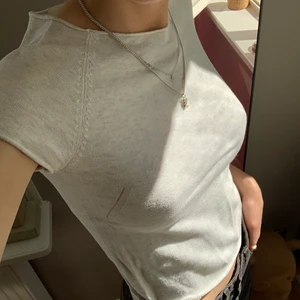 T-shirt från Zadig - Tunt stickad T-shirt i en vit/grå melerad färg med strass tryck på ryggen! Så fin och cool💘💓