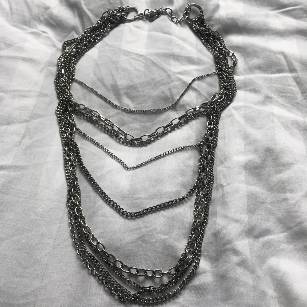 Silvrigt halsband 🥈. Accessoarer.