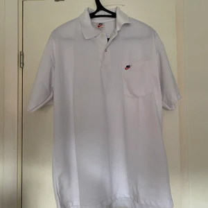 Nike pikétröja - Använt en gång. Köpt på secondhand för något år sedan. Fint skick.