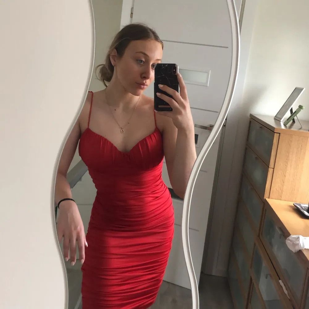 En väldigt fin, aldrig använd röd klänning som framhäver rumpan. Den är i storlek S men passar nog också M. Säljer denna då jag inte har användning av den. Jag är 163 cm lång och väger ca 59 kg. Klänningar.
