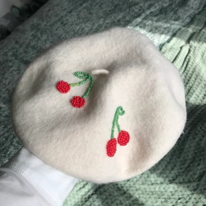 Basker  - En superfin oanvänd basker med egenbroderade pärl-körsbär. Helt unik då det är jag som broderat för hand🍒pris kan diskuteras vid snabb affär💓 kan både frakta och mötas upp.                                               Säljer även mer egengjorda accessoarer och kläder på min sida och på instagram @lucu.studio 🍀