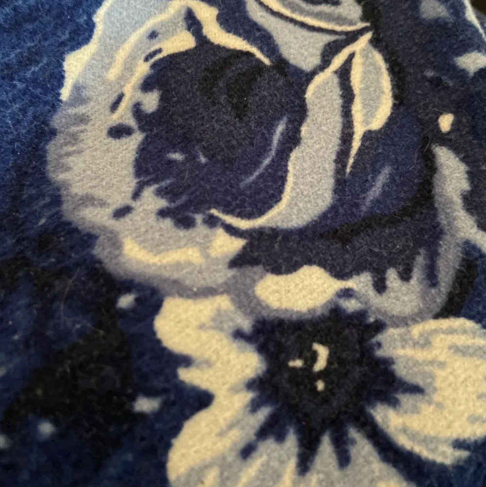En mörkblå tröja i mjukt material med ljusblåa och vita blommor. Märket är F&F och den är i storlek 36-38. Eventuellt lite liten i storleken med lite korta ärmar så passar nog bäst för XS/S. Köpt i England. Tänkt som en pyjamaströja men går att använda som en vanlig tröja. Kan mötas i Umeå eller skicka om köpare står för frakt.  Spårbar: 66kr, icke-spårbar: 30kr. Tröjor & Koftor.
