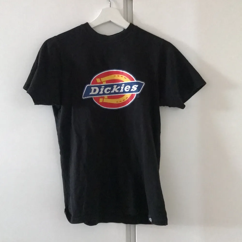 Dickies tröja köpt på carlings för 300. Storleken XXS dock är det herrmodell så skulle säga att den passar till M. Märket är lite spräckligt där av priset. Sälja då jag inte använder längre🥰 priset kan diskuteras. T-shirts.