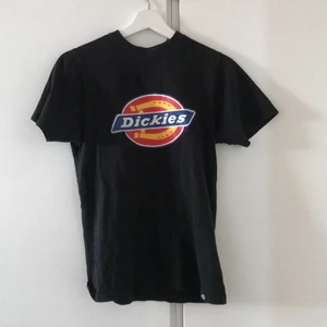 Dickies tröja - Dickies tröja köpt på carlings för 300. Storleken XXS dock är det herrmodell så skulle säga att den passar till M. Märket är lite spräckligt där av priset. Sälja då jag inte använder längre🥰 priset kan diskuteras