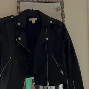 croppad skinnjacka - As ball skinnjacka! I en croppadmodell!! Storlek 36 och är ifrån H&M! Jätte bra skick! 