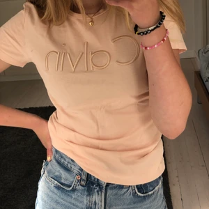 Calvin Klein T-shirt  - En T-shirt från märket Calvin Klein. Vanlig modell. Strl S.💞💓