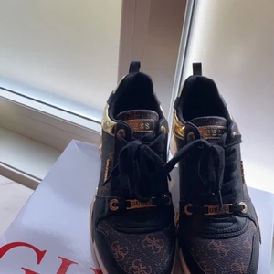 Guess skor - Säljer nu dom populära guess skorna som är helt slutsålda i Strl 40! 