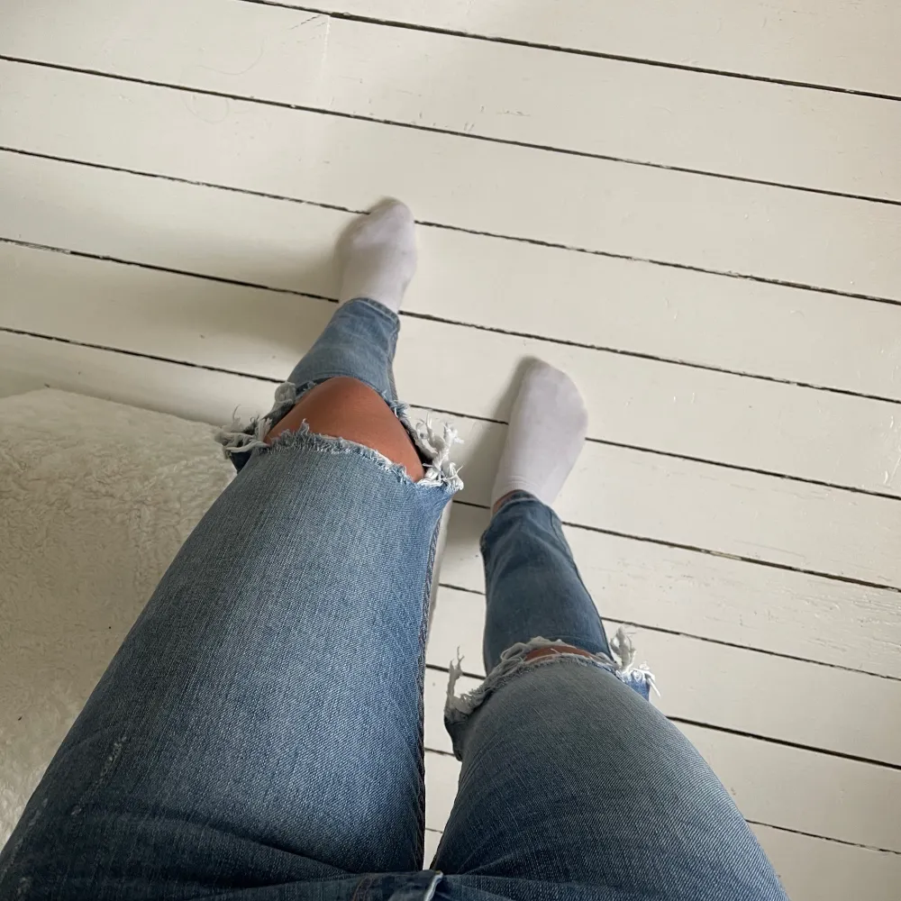Snygga jeans med hål på knäna. Använda ett fåtal gånger och i väldigt fint skick! Passar 36-38. Jeans & Byxor.