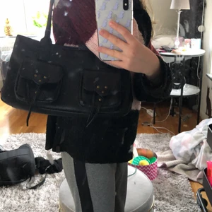 Väska för 50 kr - Jag säljer den här väskan i jättebra skick. Jag har använt den jättelite. Den som köper den den får betala  frakten😊