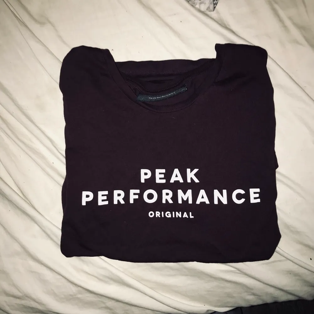 Säljer en peak performance t shirt , helt ny ! . T-shirts.