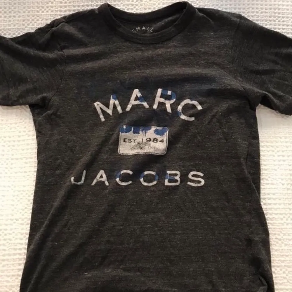 Säljer denna super fina Marc Jacobs tröja😇 köpt för 400 säljer för 150. Köparen står för leveransen😘. T-shirts.
