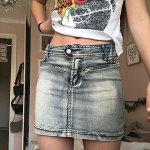 Lågmidjad jeanskjol - Snygg lågmidjad jeanskjol från MissPosh i storlek 10 (passar S och M bra). 150kr inkl frakt eller budgivning i kommentarerna om flera visar intresse💙