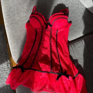 Helt nytt negligé i strl. S 🌺 - Helt nytt negligé i strl. S 🌺 •Superfint och bra kvalité. Var aldrig använt.  •Pris: 85 kr 🚫Djurfritt och rökfritt hem 📍Kan mötes upp i Mölnlycke  📬Kan skickas mot fraktkostnad 