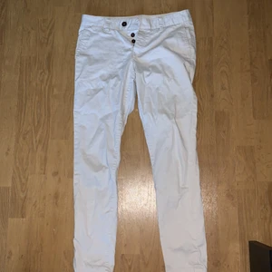 Bondelid byxor  - Fina chinos från bondelid som är knappt använda! Storlek s. Dem är låg i midjan men sitter otroligt bra! 