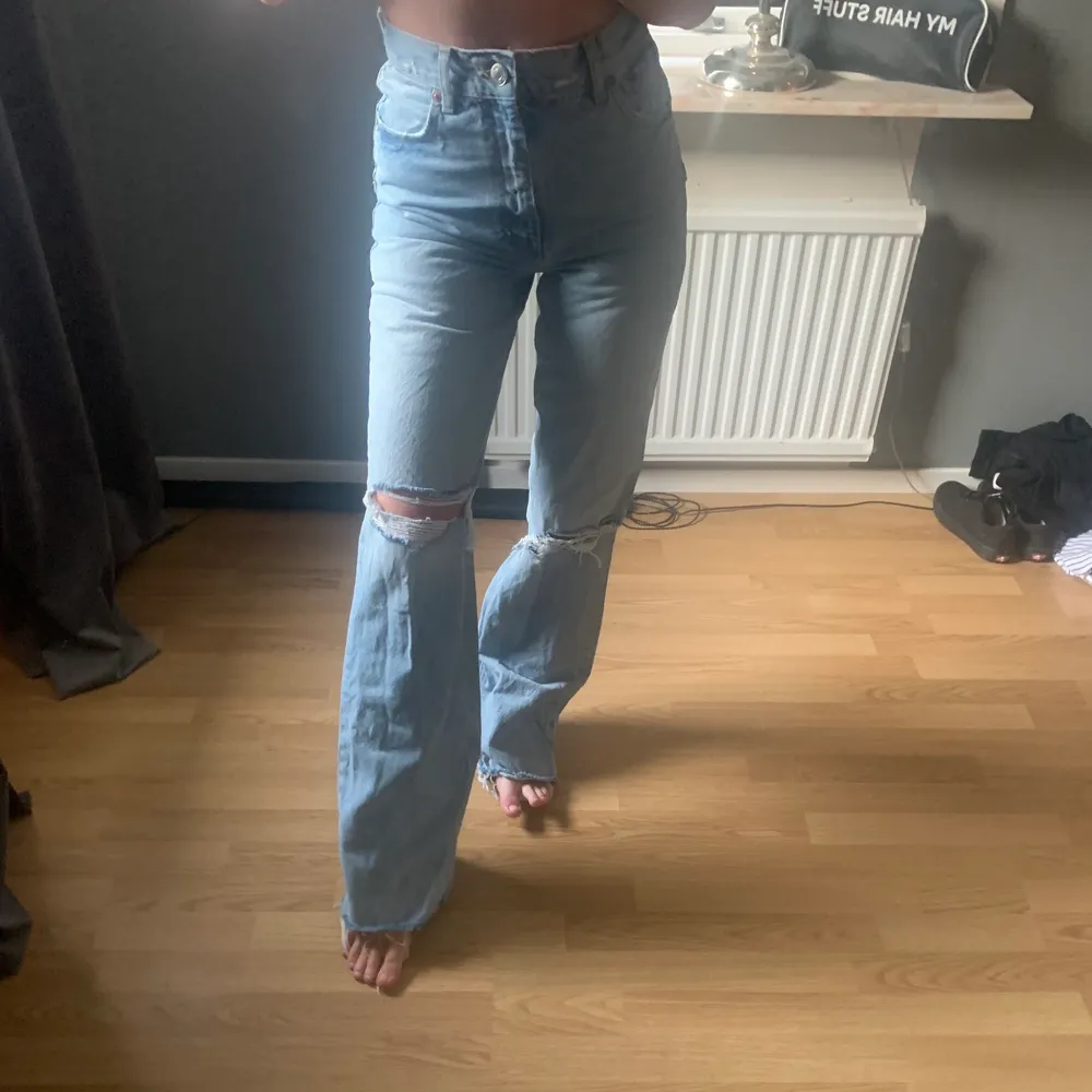 As snygga jeans från Zara! Aldrig använda. Jag är 167cm lång💙 storlek 34, men skulle säga att de också är en 36.. Jeans & Byxor.