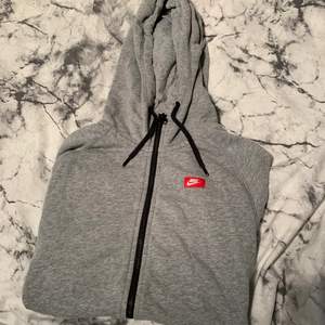 Grå Nike hoodie skön att ta påstig efter träningen eller bara ha under dagen:)