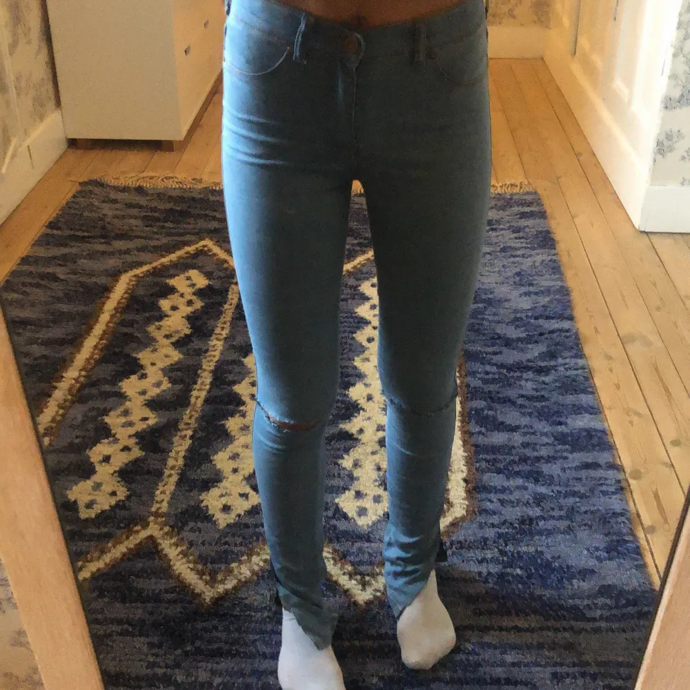 Ett par super fina jeans med slits och hål jag gjort själv kommer tyvärr inte till användning längre. Jeans & Byxor.