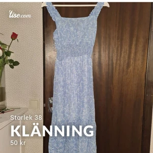Blå klänning  med mönster använd 1 gång storlek s  - Har använt klänning som midsommar klänning och det var för ca 2 årsen. Har bara haft den hängande sen dess.