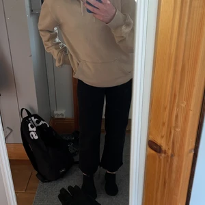 Vida jeans, lager 157. - Säljer ett par svarta visa jeans från lager 157 i storlek xxs (dom ska vara korta i modellen) men om man är lite kortare än mig, jag är 155cm så blir dom längre.