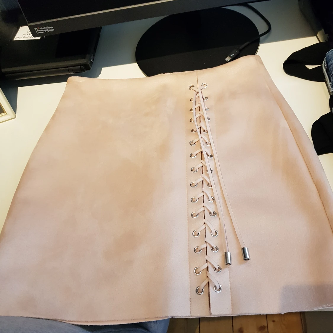 Snygg rosa kjol i mockaimitation