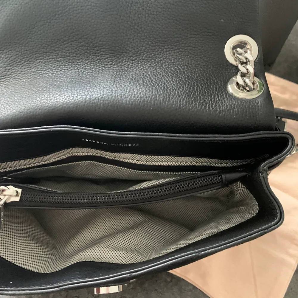 Säljer denna superfina svarta rebecca minkoff väskan! Den är i jättefint skick, köpt för 2500kr! . Accessoarer.