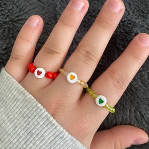 Hjärtringar - Super söta ringar med hjärtan på. Finns att beställa och det kostar 12 kr styck. 🌟 Finns i alla möjliga färger och mönster. 