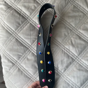 Axelband - Axelband med nitar i olika färger