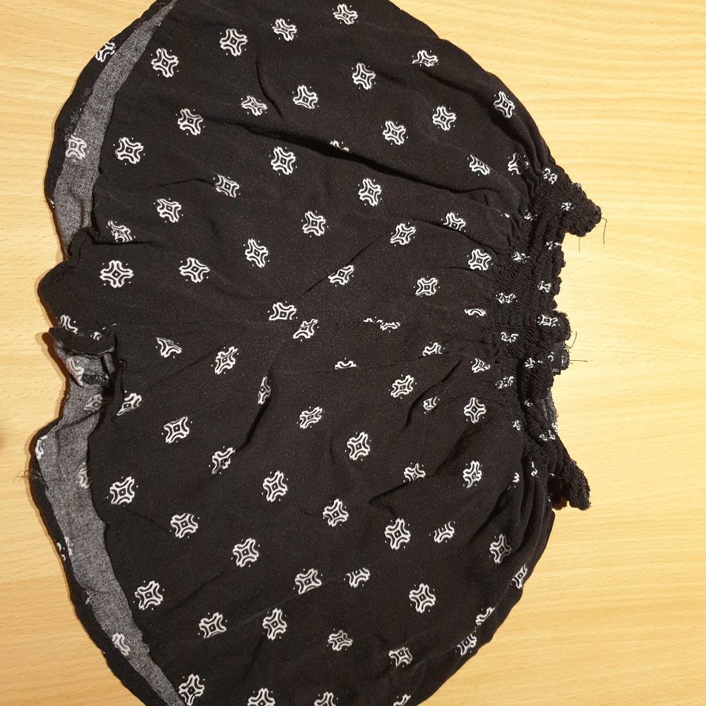 Säljer mina sommar shorts! ☀️ De är i storlek XS, och i bra skick! Färgen på dem i verkligheten syns bäst på sista bilden! De har blivit för små för mig, därför säljer jag dem! De är lite revealing, de visar alltså rumpan. Super skön till sommaren eller bara för att ha på sig hemma! Kramar verkligen midjan så man får en bra figur! Priset är EXKLUSIVE frakt. Kan frakta med frimärken (12-24kr) eller med postnords spårbara på 66kr! ❤. Shorts.