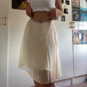 Plisserad kjol - Gina Tricot | Plick Second Hand