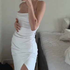 Satin liknande klänning - Så sjukt fin och bekväm klänning. Oanvänd, endast testad, från bikbok. Perfekt till skolavslutning eller student.