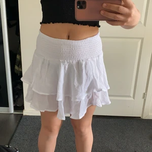 Vit volang kjol.  - Jättefin Vit volang kjol som jag aldrig använt ute. Testat två tre gånger . Buda  gärna i kommentarerna från 100 kr 💕  storlek M. Skriv om ni undrar något 💕köparen står för frakten