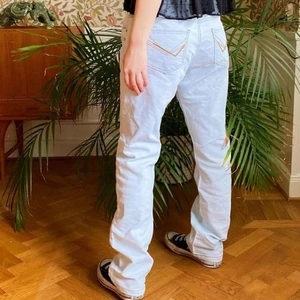 Långa ljusblå jeans - Säljer ett par lågmidjade, ljusblå jeana. Dem är väldigt långa, jag är 173 men funkar även på nån som är upp till 175 skulle jag tro. Felfria och knappt använda👍💕modellen är rak