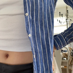 Linneskjorta - Randig linneskjorta, sparsamt använd💙🦋