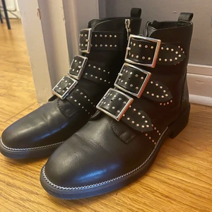 Svarta kängor - Säljer mina svarta kängor med spännen då jag inte använder dom. Använda ca 2 gånger så dom är i väldigt fint skick! Storlek 38, de är normala i storleken🌼 köpta på deichmann