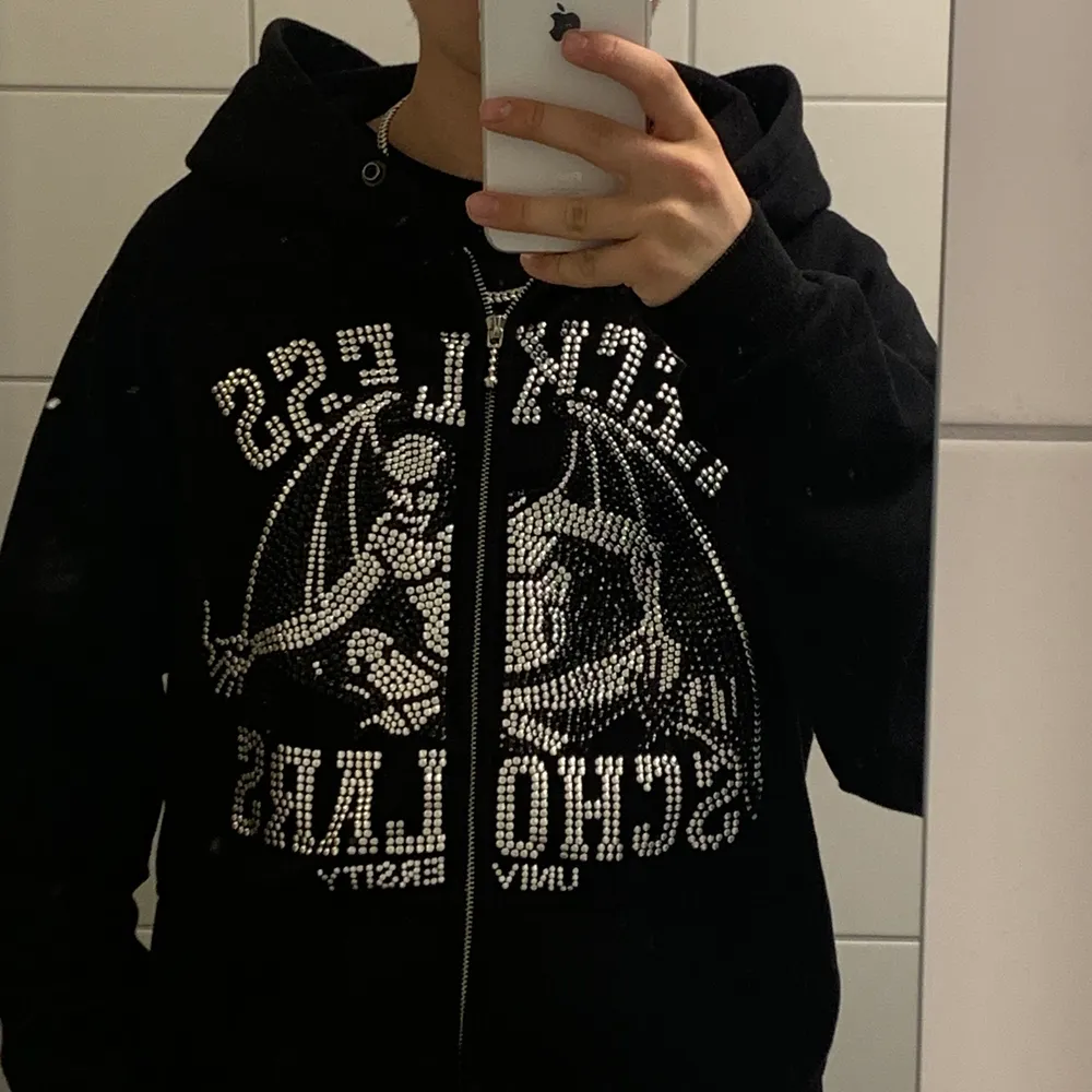 Säljer min Reckless Scholars hoodie. Den är Small med sitter som Medium. Jag är 183 och den passar bra på. 8/10 Cond, Rhinestones helt kvar. Mötas upp i Gbg eller frakt. Tror frakten ligger på 66kr typ.. Hoodies.