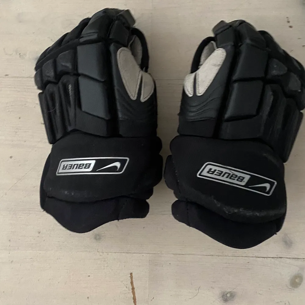 Ett par hockey byxor , Bauer , Armbågsskydd Reebok. Handskar Bauer . Allt passar en pojke på 9-10 år ca 150 lång .alltihopa 250kr eller buda . Accessoarer.