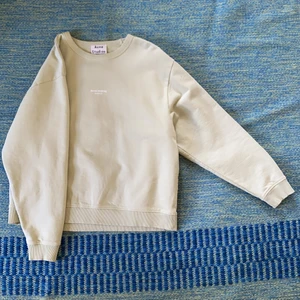 Acne Studios Sweatshirt - Säljer min Pastel Gröna Sweatshirt från Acne Studios. Den är inköpt för 2700 kr på Acne Studios Norrmalmstorg. Tröjan är riktigt fet men kommer inte till användning, har endast testat den 1 gång och den är aldrig tvättat, som ny det vill säga. Storleken är dam M oversized men kolla bild två där jag har på mig den. Har vanligtvis s eller xs på Acnes herrkläder. 