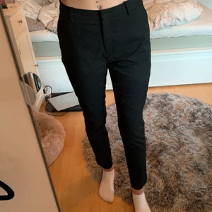 Kostymbyxor - Säljer ni mina snygga kostymbyxor, sitter jätteskönt och passformen är superfin, säljer pga att dom aldrig kommer till användning. Pris + frakt🌷
