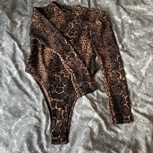 Body  - Fin body i strl 34 från boohoo. Sparsamt använd 