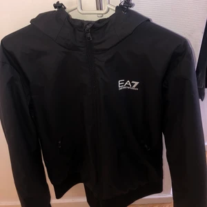 EA7 jacka - Herrstorlek S, skick 9/10, köpt från JD sports för 1800, säljer för den är för stor för mig, vindjacka med fleece på insidan