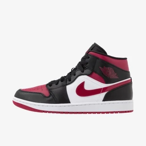 Jordans  - Jättecoola ”Nike air Jordan 1 mid noble red” i storlek 41. De är ganska välanvända så därav priset. Om det är många som är intresserade startar jag en budgivning från 800kr. Köpt för 1900kr. Köparen står för frakt. Ledande bud 1100+frakt