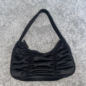 Väska från monki  - Säljer denna super fina väska från monki! Köpt för ca 1 år sen men tyvärr inte kommit till anvädning så mycket. Super fin och enkel som matchar till allt!💕💕💕