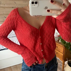 Topp - Röd mönstrad tröja, superfin att använda både som topp eller kofta. Mycket blekare färg i verkligheten❤️ 