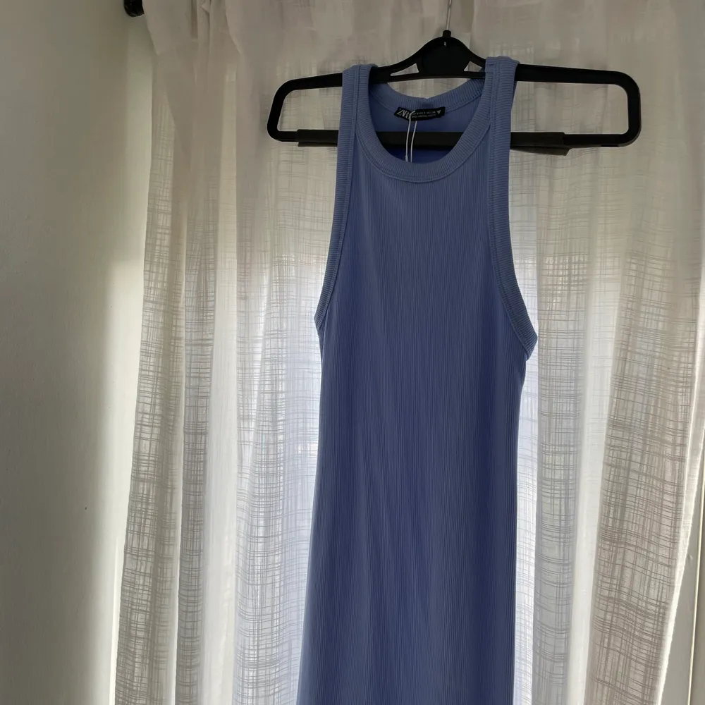 Lång blå klänning från Zara i storlek S. Aldrig använd med prislapp kvar! Köparen betalar frakten 🦋🦋. Klänningar.