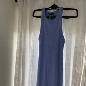 Lång blå klänning från Zara i storlek S. Aldrig använd med prislapp kvar! Köparen betalar frakten 🦋🦋