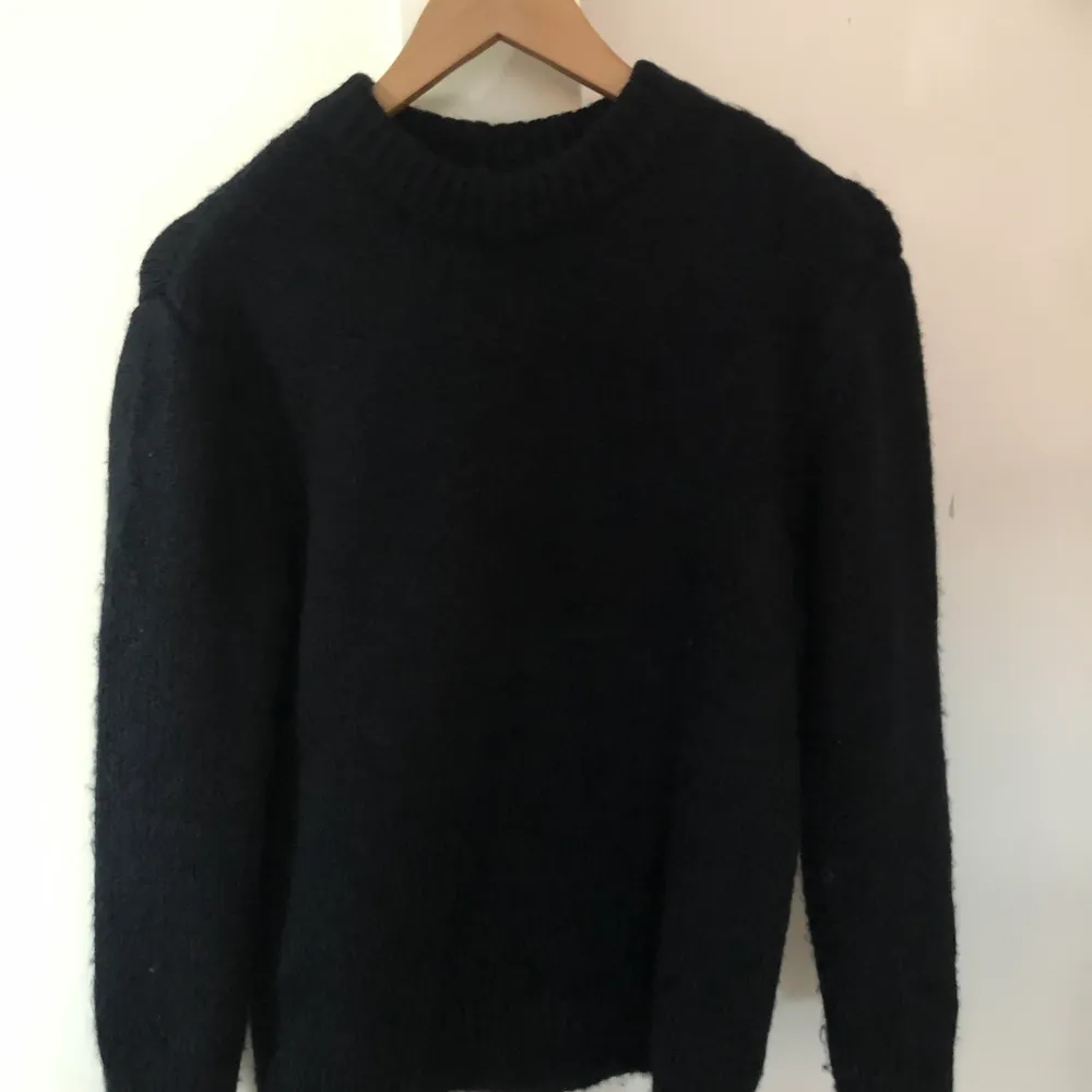 Säljer en svartstickad tröja från H&M i strl xs. Den är lite stor i storleken och endast använd en gång. Köpt för 349kr. Jag kan både mötas och skicka, men köparen betalar frakten. Pris kan diskuteras 🥰. Stickat.